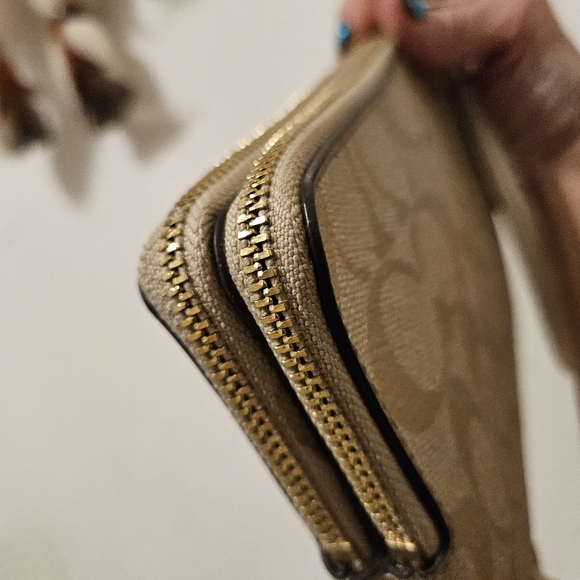 Coach Double Zip, Large Wristlet - Picture 2 of 8